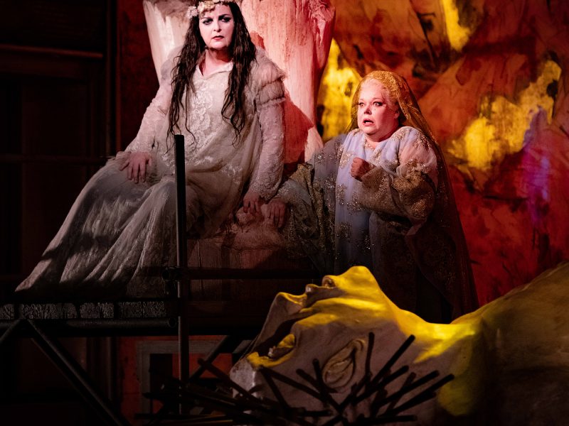 Elektra. Ricarda Merbeth (Elektra), Johanna Rusanen (Chrysothémis). ©Mirco Magliocca