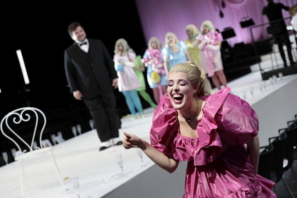 DER ZWERG / PETRUSCHKA - Zuckerwatte und Zombies