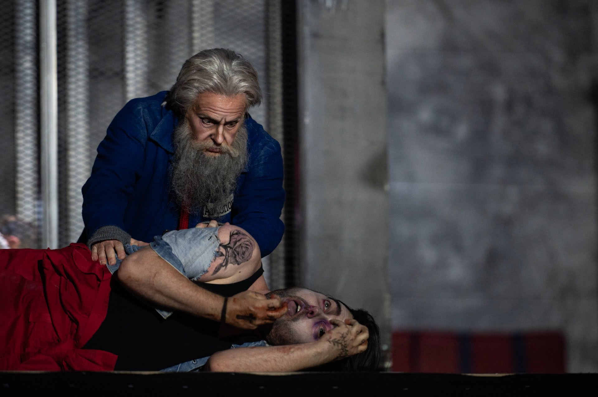 Prove da una casa di morti_Julian Hubbard (Skuratov), Colin Judson (Vecchio Prigioniero)_ph Fabrizio Sansoni-Opera di Roma 2023_3820 DA UNA CASA DI MORTI