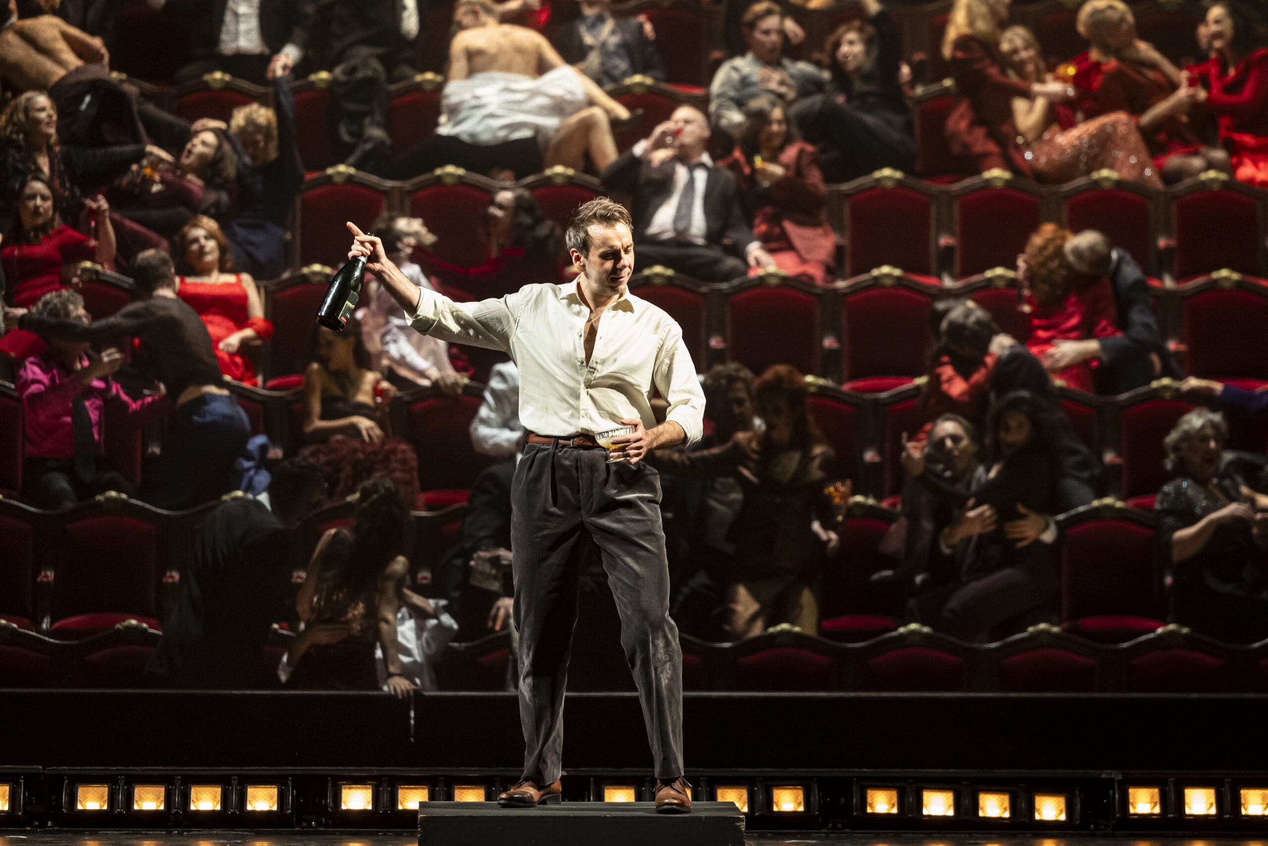  Les Contes d’Hoffmann. Paris.