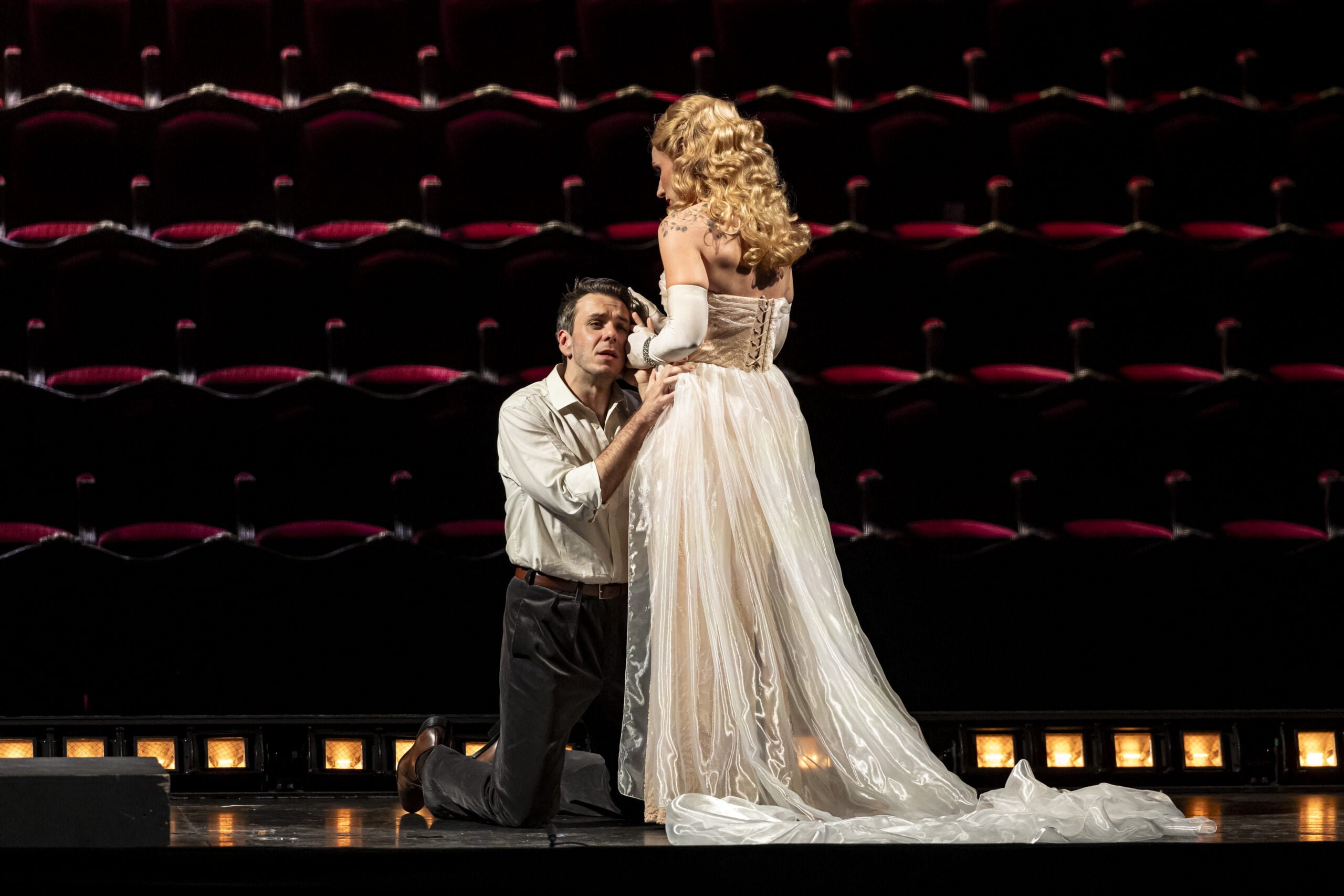  Les Contes d’Hoffmann. Paris.