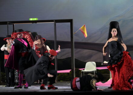 Abraham Bretón (Graf von Gloria-Cassis), Pilgoo Kang (Der Hofmeister), Tianji Lin (Adolfo von Valladolid) en Juanita Lascarro (Die Prinzessin von Granada) Les Brigands