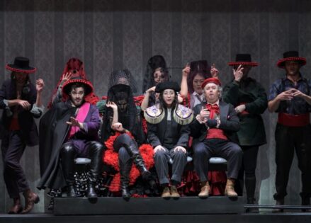 Falsacappa (Gerard Schneider), Fiorella (Elizabeth Reiter), Fragoletto (Kelsey Lauritano), Pietro (Yves Saelens) en anderen. © Barbara Aumüller Les Brigands