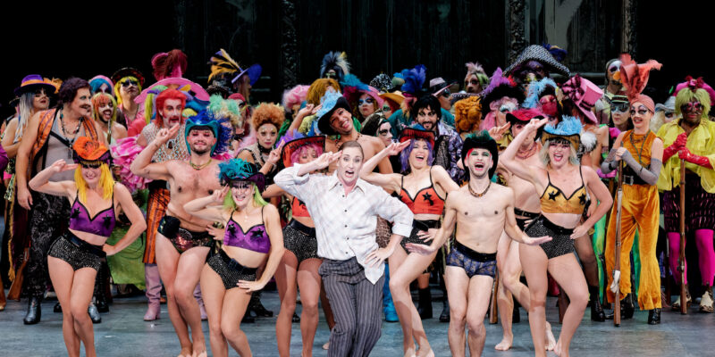 Les Brigands. La cage aux vol(eurs). Les Brigands. Opera national de Paris. 2024-2025. Ph Agathe Poupeney.