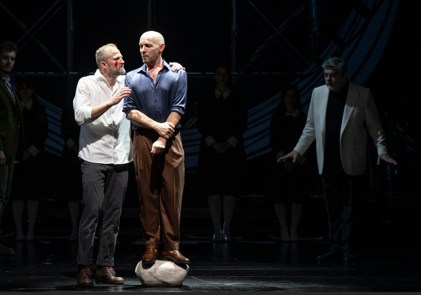 Tannhäuser 21.09.2025 Genf (Version 27.09.2025 um 19.37) Tannhäuser Romantische Oper in drei Akten Musik und Libretto von Richard Wagner (1813–1883) Musikalische Leitung: Mark Elder Regie: Michael Thalheimer Bühnenbild: Henrik Ahr Kostüme: Barbara Drosihn Licht: Stefan Bolliger Dramaturgie: Maximilian Enderle Chorleitung: Mark Biggins Tannhäuser: Daniel Johansson Elisabeth: Jennifer Davis Venus: Victoria Karkacheva Wolfram von Eschenbach: Stéphane Degout Landgraf Hermann: Franz-Josef Selig Walther von der Vogelweide: Julien Henric Biterolf: Mark Kurmanbayev Heinrich der Schreiber: Jason Bridges Reinmar von Zweter: Raphaël Hardmeyer Ein junger Hirt: Charlotte Bozzi Vier Edelknaben: Lorraine Butty, Louna Simon, Roxane Macaudière, Anna Manzoni Chor des Grand Théâtre de Genève Orchestre de la Suisse Romande Besuchte Vorstellung: 21. September 2025 (Première), Grand Théâtre de Genève Musik: 4* Szenische Umsetzung: 2*